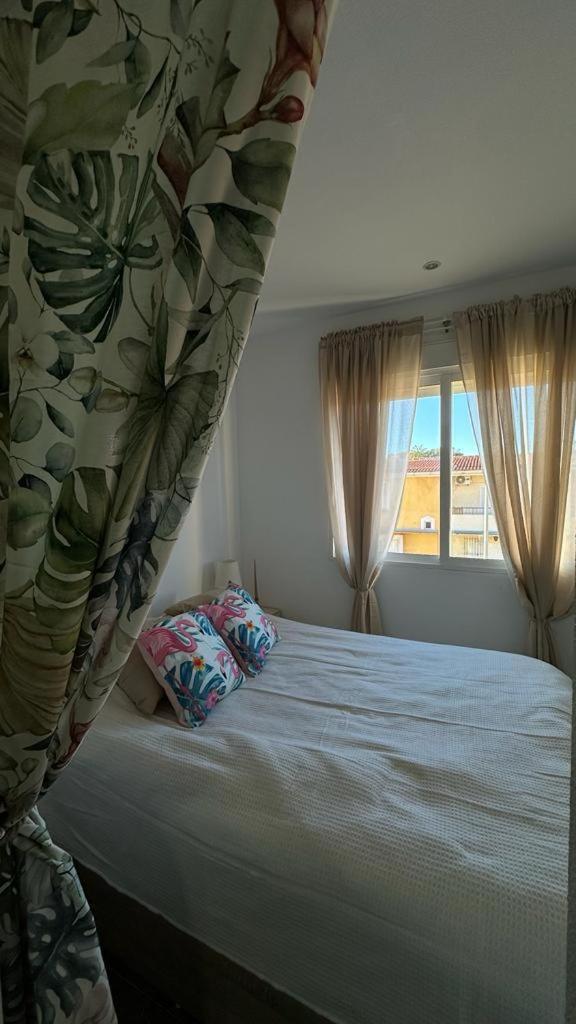 Playa De Los Naufragos Cozy Apartment With Pool Torrevieja Luaran gambar